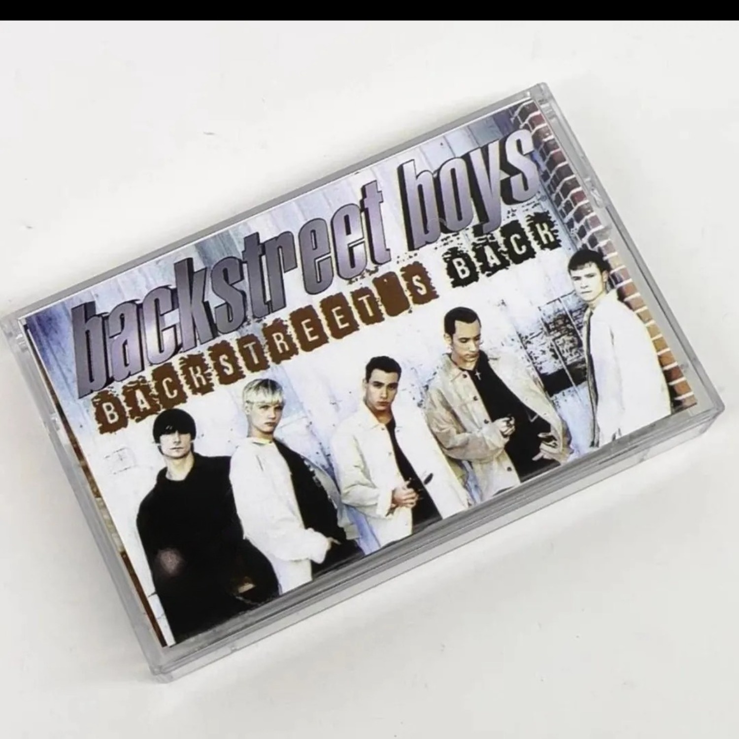 Audio Music In - Vintage Analog Pop Gesangsaudio-Kassette Boygroup-Harmonie-Tracks Retro-Ziegelwand-Porträt-Cover